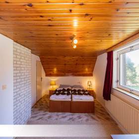 Foto inzerátu Chata v obci Nýdek, polosamota, pozemek 4838 m2