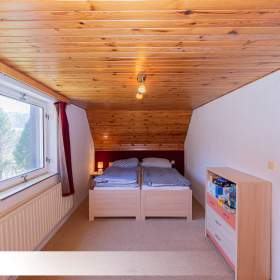 Foto inzerátu Chata v obci Nýdek, polosamota, pozemek 4838 m2