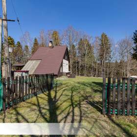 Foto inzerátu Chata v obci Nýdek, polosamota, pozemek 4838 m2