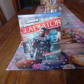 🎬  **GLADIÁTOR (Gladiator)**  / 19437213