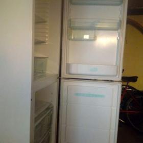 Foto inzerátu Prodám levně zánovní plně funkční ledničku Elektrolux ER 5042 B