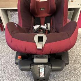 Foto inzerátu Prodám zánovní dětskou autosedačku Britax Römer Safefix Plus Dark Grape