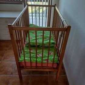 Foto inzerátu Prodáme dřevěnou dětskou postýlku s matrací a příslušenstvím