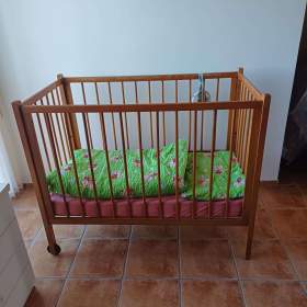 Foto inzerátu Prodáme dřevěnou dětskou postýlku s matrací a příslušenstvím