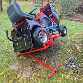 Foto inzerátu Zvedák na sekačku a čtyřkolku Dema – ideální na čištění a servis