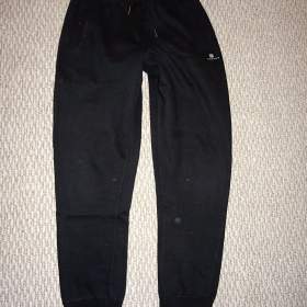 Fotka k inzerátu Černé tepláky Decathlon S (170) / 19642002