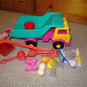 Foto inzerátu Náklaďák + věci na písek