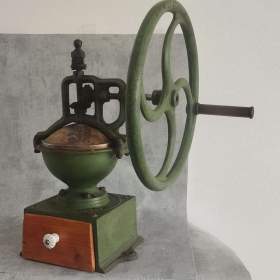 Fotka k inzerátu Velmi starý, velký kupecký mlýnek Leinbrock IDEAL s rumpálem / 19401312