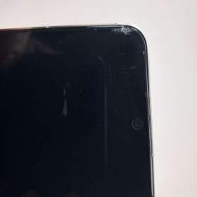 Samsung Galaxy S22 –Bílá elegance s prasklým rohem / 19476668