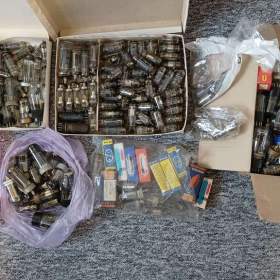 Foto inzerátu Elektronky - cca 300 kusů, plná krabice od banánů, staré, nové, různé viz foto.