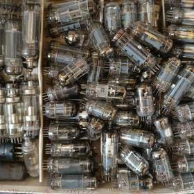 Foto inzerátu Elektronky - cca 300 kusů, plná krabice od banánů, staré, nové, různé viz foto.