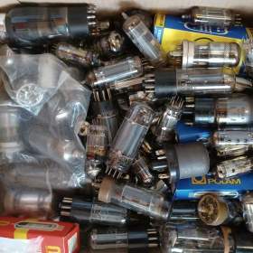 Foto inzerátu Elektronky - cca 300 kusů, plná krabice od banánů, staré, nové, různé viz foto.