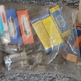 Foto inzerátu Elektronky - cca 300 kusů, plná krabice od banánů, staré, nové, různé viz foto.