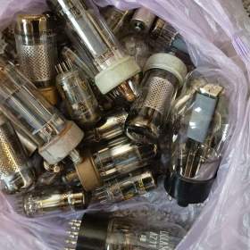 Foto inzerátu Elektronky - cca 300 kusů, plná krabice od banánů, staré, nové, různé viz foto.