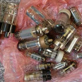 Foto inzerátu Elektronky - cca 300 kusů, plná krabice od banánů, staré, nové, různé viz foto.