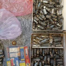 Foto inzerátu Elektronky - cca 300 kusů, plná krabice od banánů, staré, nové, různé viz foto.