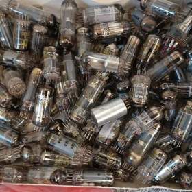 Foto inzerátu Elektronky - cca 300 kusů, plná krabice od banánů, staré, nové, různé viz foto.