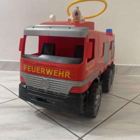 Velké požární auto Mercedes Benz. / 19494439