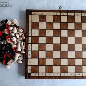 Fotka k inzerátu Menší dřevěné vyřezávané šachy 31x31, nepoužité / 19599114