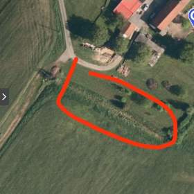 Stavební slunný rovinatý pozemek mimo záplavou zónu / 19499625