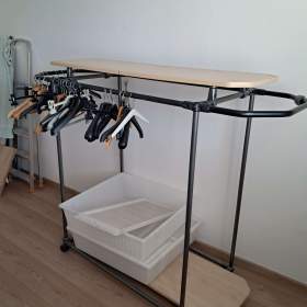 Foto inzerátu Závěsný stolek na oblečení