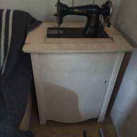 Fotka k inzerátu PRODÁM STARÝ ŠICÍ STROJ. / 18299963