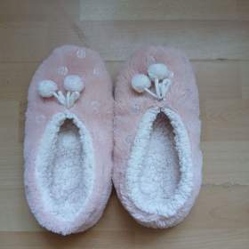 Fotka k inzerátu Dámské papuče růžové  / 19628479