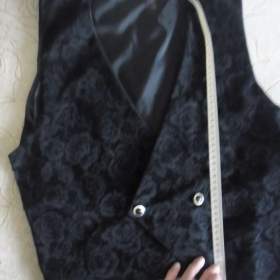 Fotka k inzerátu Prodám:  dámskou vestičku, černá s květinovým vzorem, jako nová za 380 Kč / 19557186