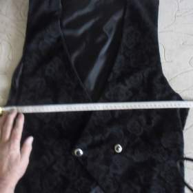 Foto inzerátu Prodám: dámskou vestičku, černá s květinovým vzorem, jako nová za 380 Kč