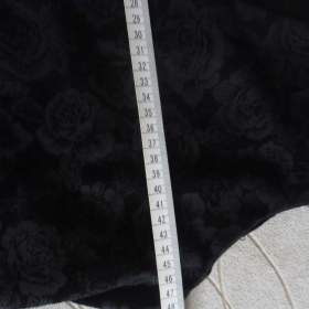 Foto inzerátu Prodám: dámskou vestičku, černá s květinovým vzorem, jako nová za 380 Kč