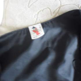 Foto inzerátu Prodám: dámskou vestičku, černá s květinovým vzorem, jako nová za 380 Kč