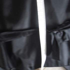 Foto inzerátu Prodám: dámskou vestičku, černá s květinovým vzorem, jako nová za 380 Kč