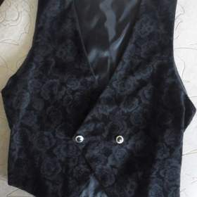 Foto inzerátu Prodám: dámskou vestičku, černá s květinovým vzorem, jako nová za 380 Kč