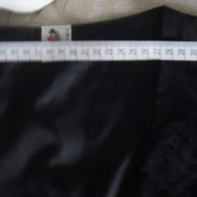 Foto inzerátu Prodám: dámskou vestičku, černá s květinovým vzorem, jako nová za 380 Kč