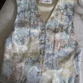 Prodám:  dámskou vestičku, efektní barevný vzor vepředu, jako nová za 380 Kč / 19506674