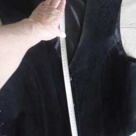 Fotka k inzerátu Prodám:  dámskou černou vestu, pevná, na boku šněrování, jako nová za 380 Kč / 16945429