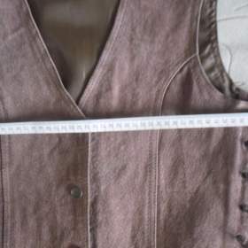 Foto inzerátu Prodám: dámskou béžovo-hnědou vestu, pevná, na boku šněrování, jako nová za 380 Kč