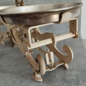 Foto inzerátu Staré 5kg dvoumiskové váhy po starší renovaci.