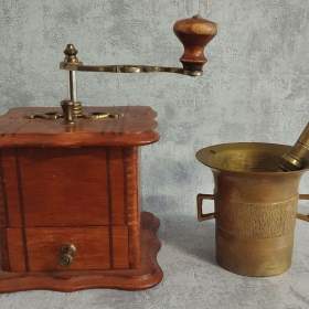 Fotka k inzerátu Starý mlýnek na kávu s intarzii + hmoždíř / 19021988