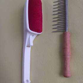 Foto inzerátu Víceúčelový plastový kartáč a kovový hřeben s rukovětí ze dřeva.