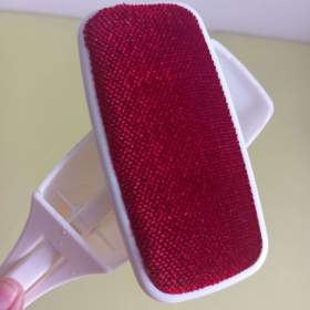 Foto inzerátu Víceúčelový plastový kartáč a kovový hřeben s rukovětí ze dřeva.