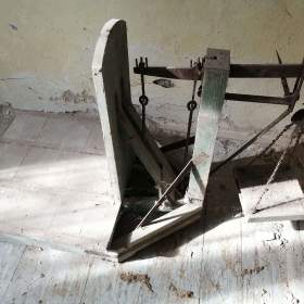 Foto inzerátu Mlátička/šroťák obilí, váha, nádobí, pásová svářečka, dřevěný ponk