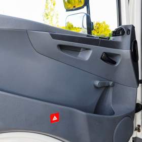 Foto inzerátu MERCEDES ATEGO 1518 - TŘÍSTRANNÝ S3 SKLÁPĚČ - VYKLÁPĚČ EU5