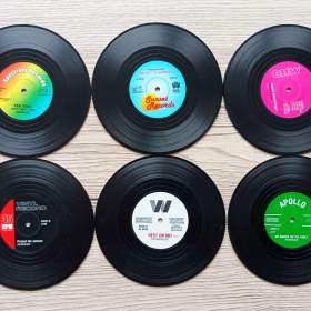 Fotka k inzerátu 6 originálních podtácků jako gramofonové desky, průměr 10 cm  / 19208768