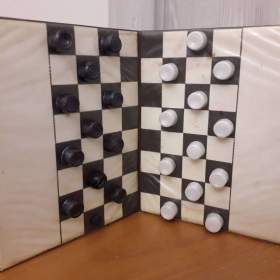 Foto inzerátu Tři hry v kapesním pouzdře a DOMINO 74 kamenů.