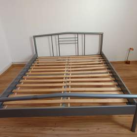 Foto inzerátu Prodám kovovou manželskou postel s rošty 