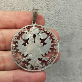 Fotka k inzerátu Velká stříbrná mince -  tolar, vyřezávany přívěšek / 17619923