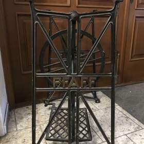 Foto inzerátu Litinové podstavce ze šicích strojů II