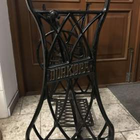 Foto inzerátu Litinové podstavce ze šicích strojů II