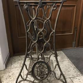 Foto inzerátu Litinové podstavce ze šicích strojů II